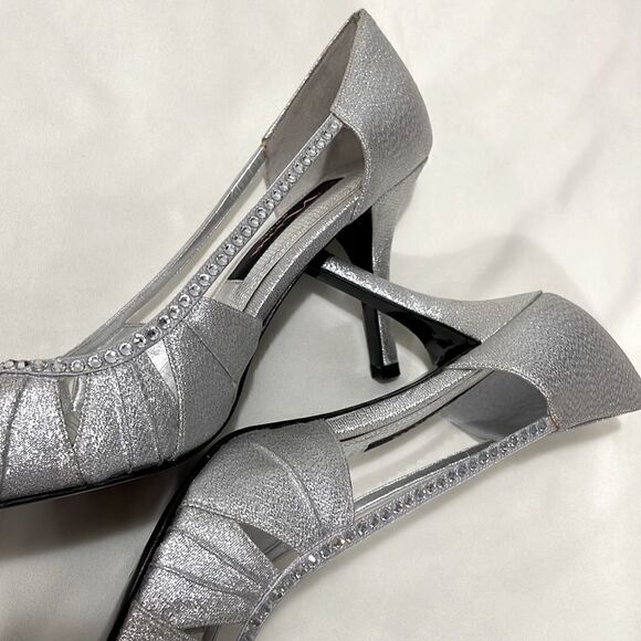 Nina Women’s Closed Toe Silver Shoe. 8M - Picture 6 of 6